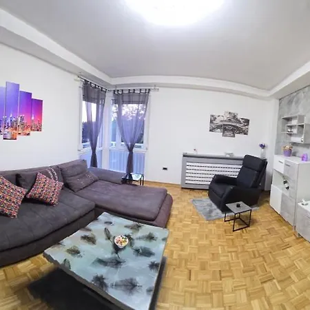 Lux Stojanovic 公寓 *